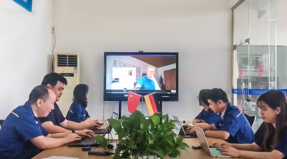 总经理跟客户线上洽谈